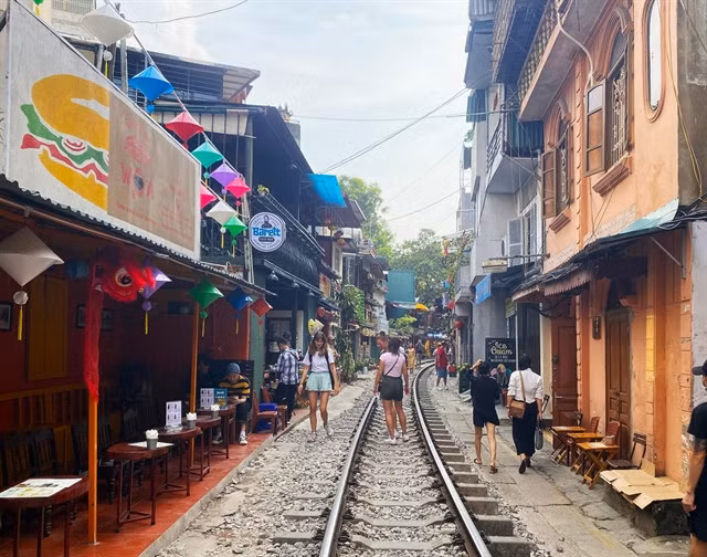 'Railway street' is one of the most popular tourist destinations in Hà Nội. — VNA/VNS Photo