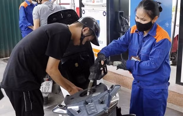Petrol prices down slightly hinh anh 1