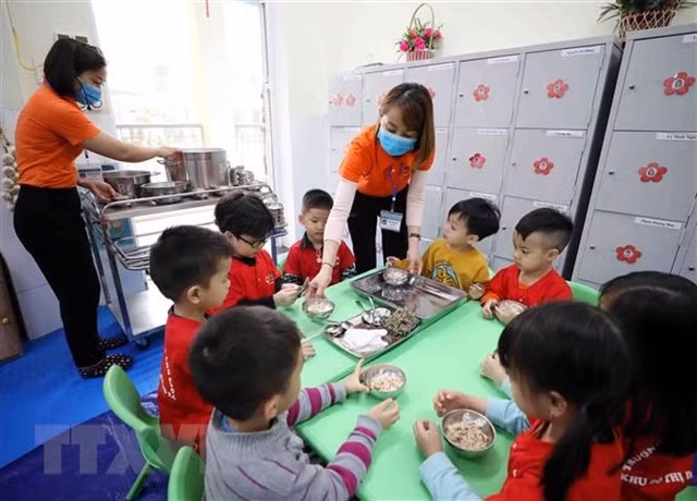 Children have lunch at a preschool in northern Ninh Bình Province. All pre-school students will have their health checked and nutritional status assessed in this new school year. — VNA/VNS Photo Thanh Tùng.