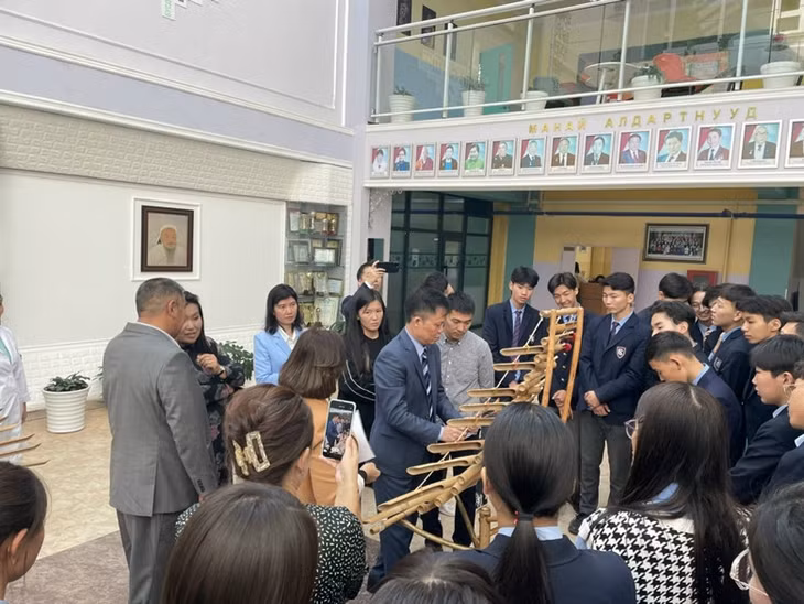 Ambassador Doan Khanh Tam plays T'rung (Photo: thoidai.com.vn)