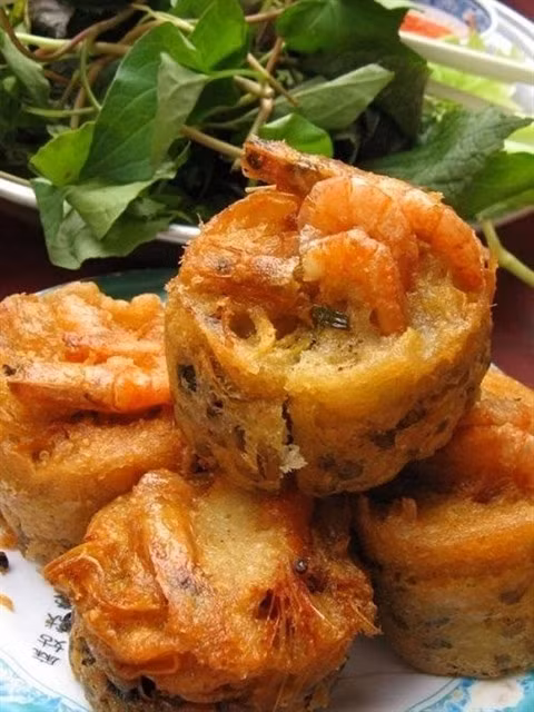 A plate of fragrant and tasty 'bánh cống'. Photo dulich.petrotimes