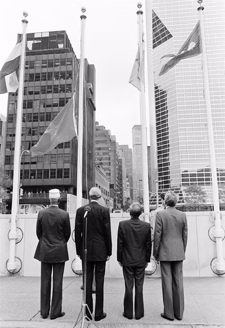 The hoisting of the Vietnamese flag outside of United Nations building on September 20, 1967. — VNA/VNS File Photo