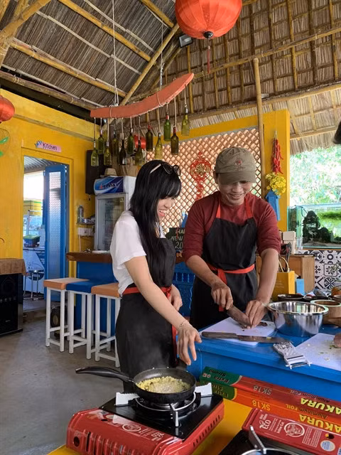 A tourist joins a cooking class at a restaurant in An Bàng Village, 5km from Hội An. Almost 80 per cent of the adult villagers have been engaged in hospitality work since 2012. Photo courtesy of Lê Đông