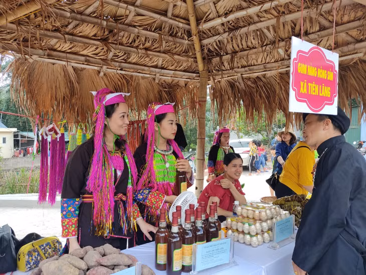 The market will comprise a variety of booths owned by different communes in Tien Yen district to display and sell indigenous products.