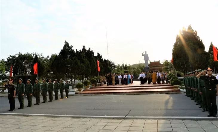 The flag-raising ceremony takes place in a dignified atmosphere with the participation of many local people and tourists.