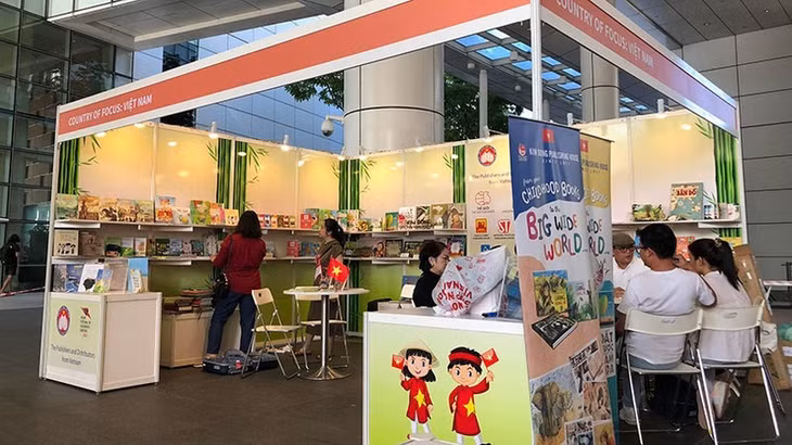 Vietnam book display booth at the fair.