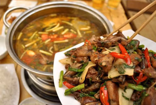 Frog meat and bamboo shoots were stir-fried before being added to the broth. Photo by VnExpress