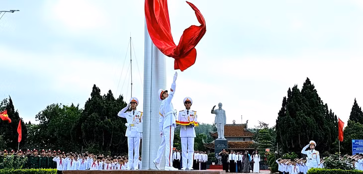 Lá cờ tổ quốc tung bay nơi đảo tiền tiêu.