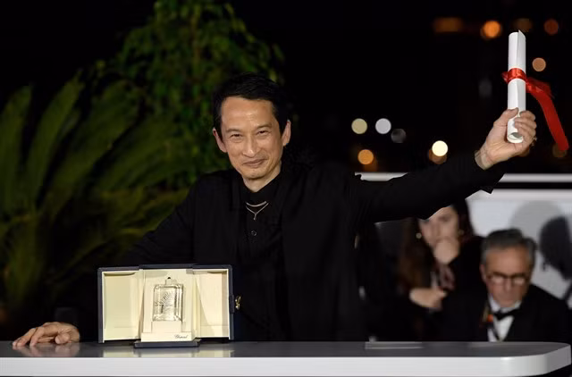 Vietnamese-French director Trần Anh Hùng poses with his Award for Best Director (Prix de la Mise en Scène) for his movie La Passion de Dodin Bouffant (The Pot au Feu). — Photo courtesy of Festival de Cannes