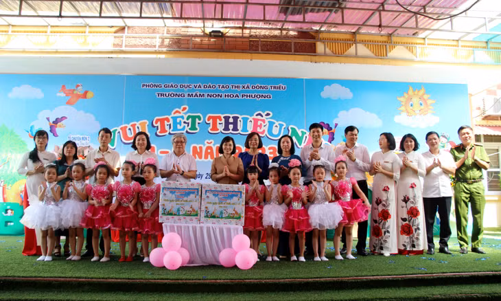 Đồng chí Trịnh Thị Minh Thanh, Phó Bí thư Thường trực Tỉnh ủy cùng các đại biểu tặng quà các cháu Trường Mầm non Hoa Phượng nhân Ngày Quốc tế Thiếu nhi 1/6.