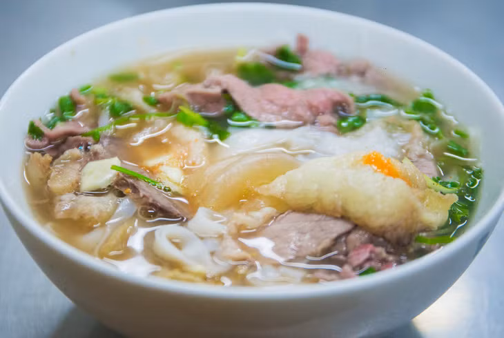 Hanoi pho shop offers phenomenal crunchy beef tendon