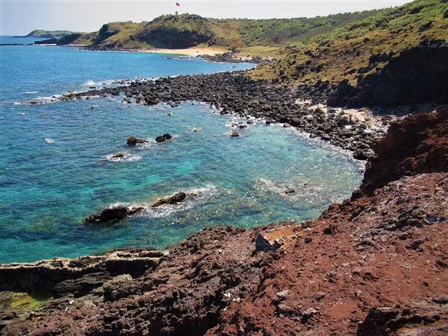 Although much of Phú Quý Island’s coastline is rocky, the water quality is some of the best in Việt Nam. VNS Photo Văn Châu