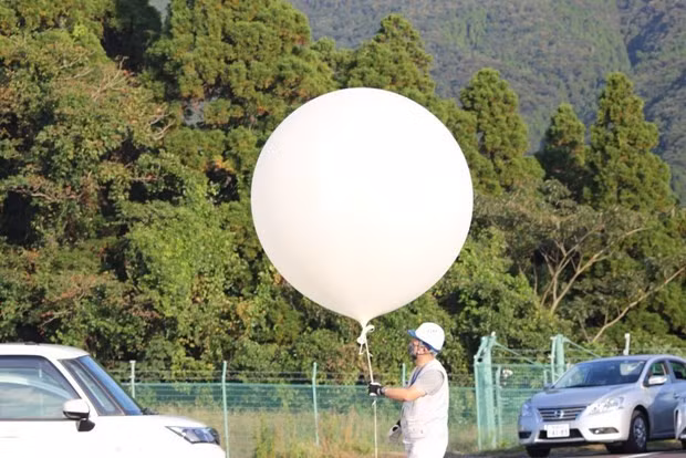 Checking the wind direction before launching the NanoDragon satellite at the Uchinoura Space Centre in Japan's Kagoshima prefecture, Japan. (Photo: VNA)