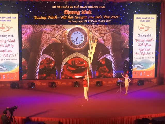 Artist Quang Chiến takes part in an awe-inspiring balancing act. Photo courtesy of the organisers