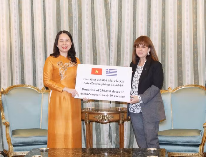 Greek President Katerina Sakellaropoulou symbolically presents 250,000 doses of AstraZeneca COVID-19 vaccine to Vietnam. (Photo: VNA)