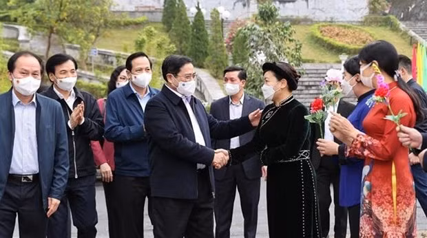 Prime Minister Phạm Minh Chính (centre) on Monday attended the celebration of Great National Unity Day in Trường Hà Commune, Hà Quảng District, the northern province of Cao Bằng. — VNA/VNS Photo
