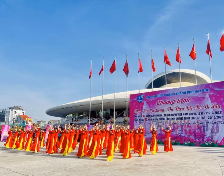 About 1,500 women took part in the program organized at the Square of October 30 in Ha Long city.