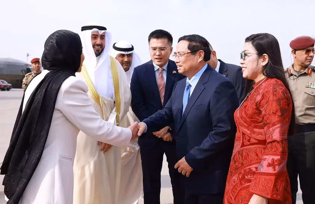 PM Phạm Minh Chính and spouse were welcomed at Kuwait International Airport by Basel Humood Al-Sabah, a member of Kuwait’s royal family and advisor to the Kuwaiti Prime Minister; Amthal Al-Huwaila, Minister for Social Affairs, Labour, Family and Youth; and Yousef Ashour Al-Sabbagh, Kuwait’s Ambassador to Việt Nam. — VNA/VNS Photo Dương Giang