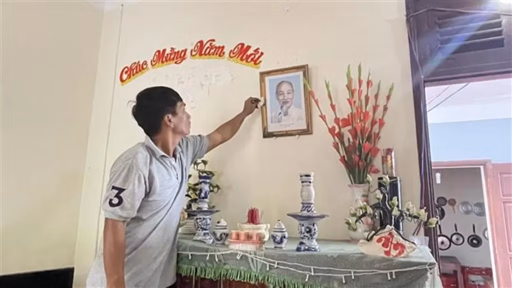 Residents on Trường Sa Island District clean up the altar of President Hồ Chí Minh in preparation for the Lunar New Year (Tết) festival. VNA/VNS Photo Nguyễn Cúc