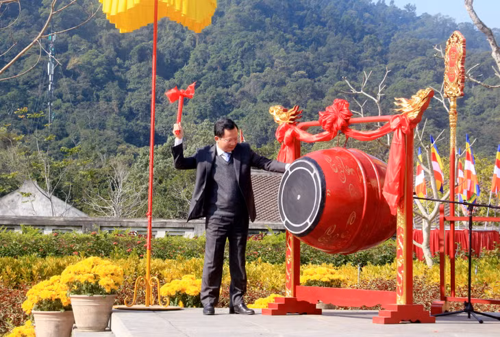 The Acting Chairman of the provincial People's Committee, Cao Tuong Huy, beats the drum to kick off the festival.