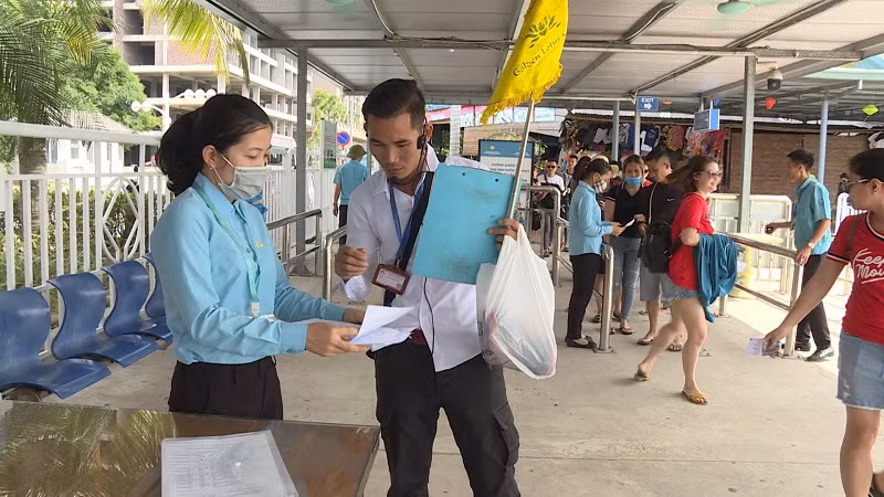 Tourists are required to leave single-use plastic on shore before starting their trips to Ha Long Bay 