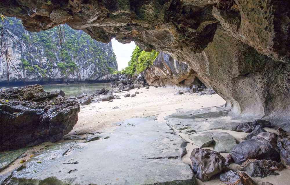 In addition to the white sand, the destination is home to majestic frog-jaw cliffs.
