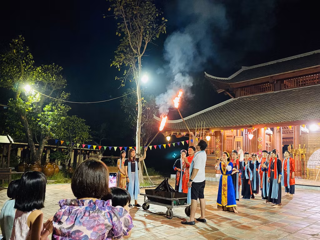 A festive night at Nuong village.
