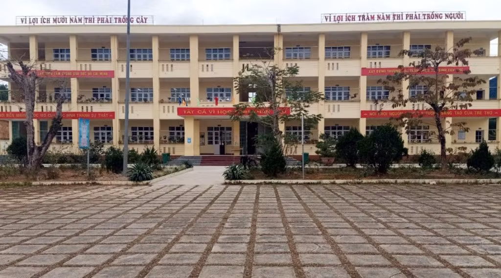 The primary school of Ba Che in the mountainous district of Ba Che closed today.