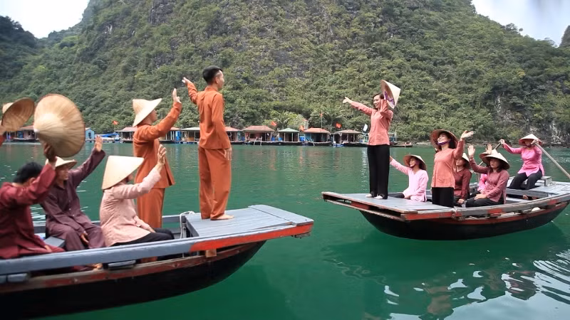 Dual love song singing on Ha Long Bay 