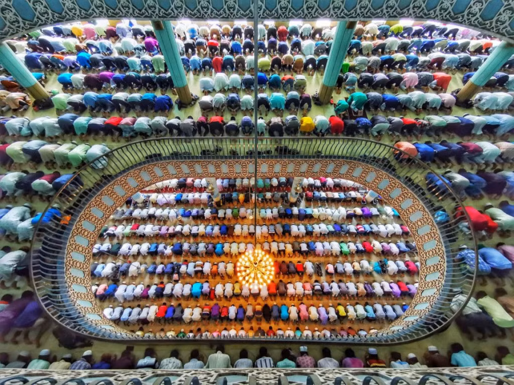 Azim Khan Ronnie from Bangladesh is named the winner in the smart shot category.