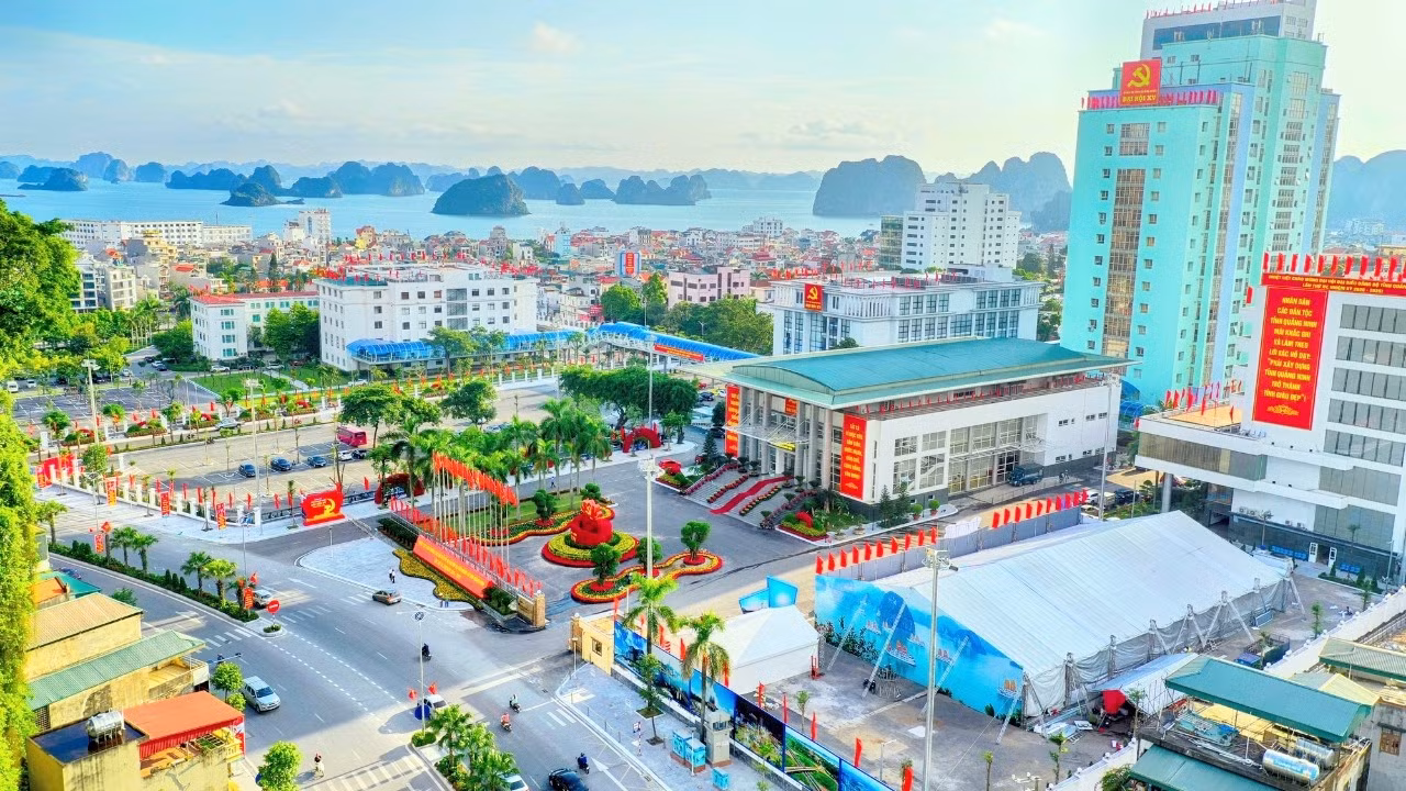 Quang Ninh Convention Center (in Ha Long City) where the 15th Party’s Committee Congress takes place is decorated with flags and flowers