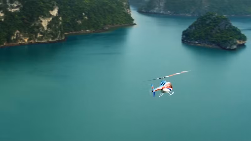 Halong Heli Tour helps tourist admire the bay from above