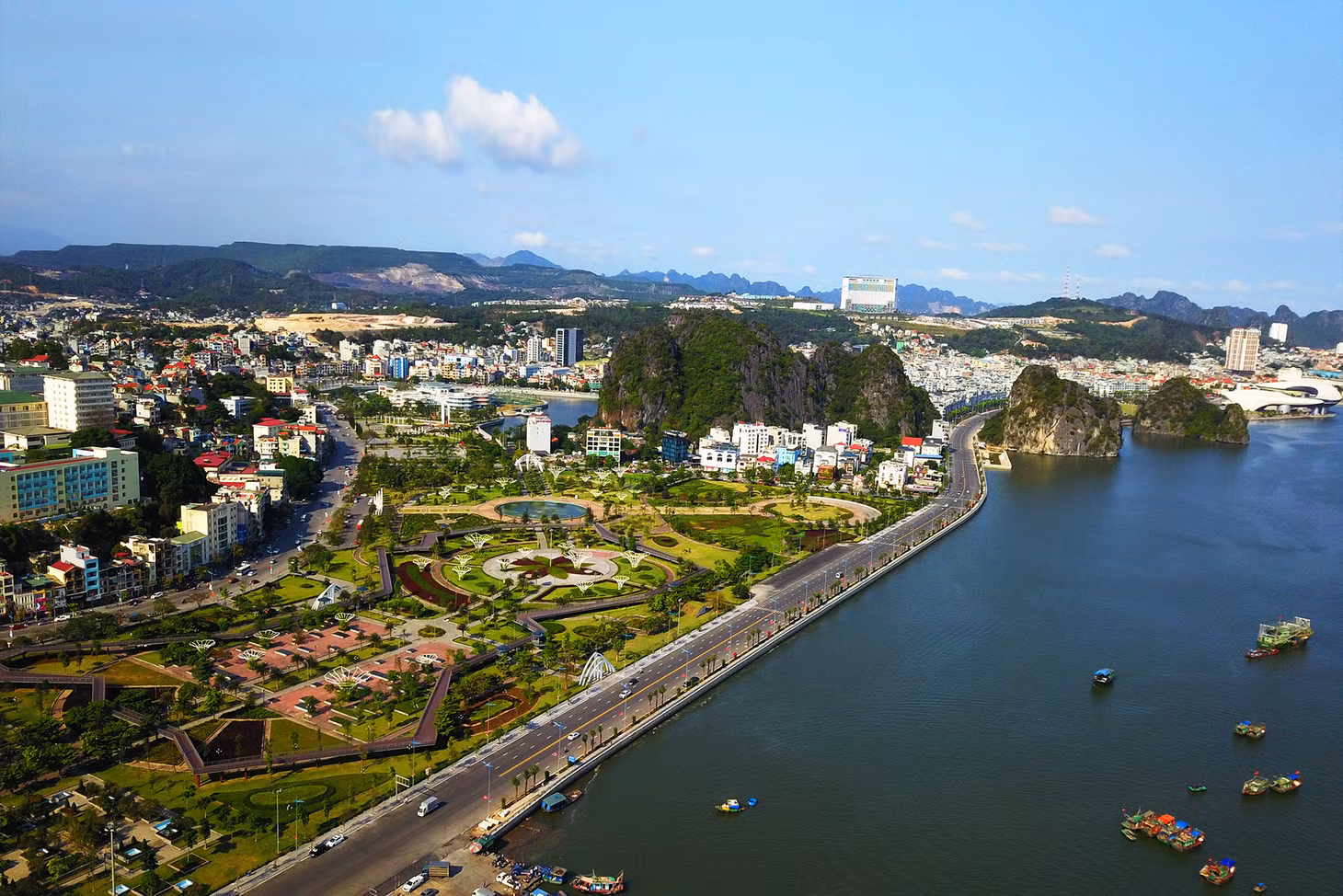 The road connects tourist sites and Ha Long City’s landmarks, for example, Quang Ninh Museum, the Exhibition of Planning and Expo Center, Lan Be Park ...