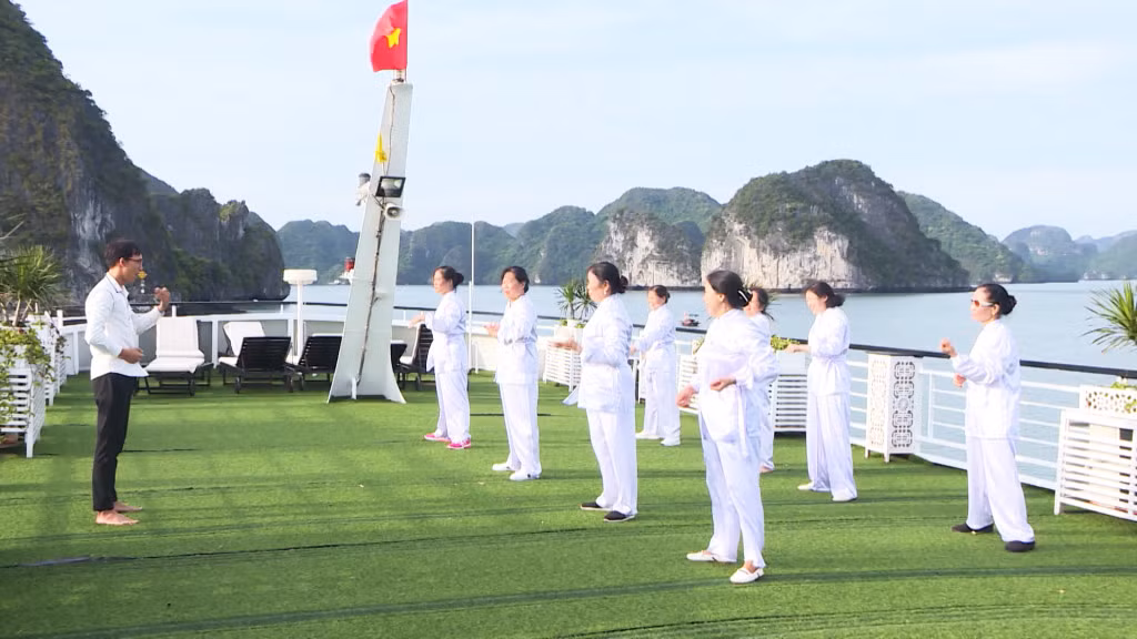 Tourists do morning exercise on cruise ships.