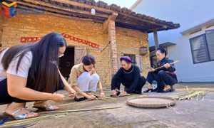 Visitors to Ban Cau can tour the village, discover traditional Tay houses, and experience traditional crafts.