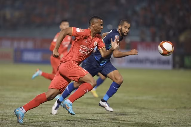 Gustavo Henrique (red) played an instrumental role in Hà Nội Police's victory on Saturday. — VNA/VNS Photo Minh Quyết