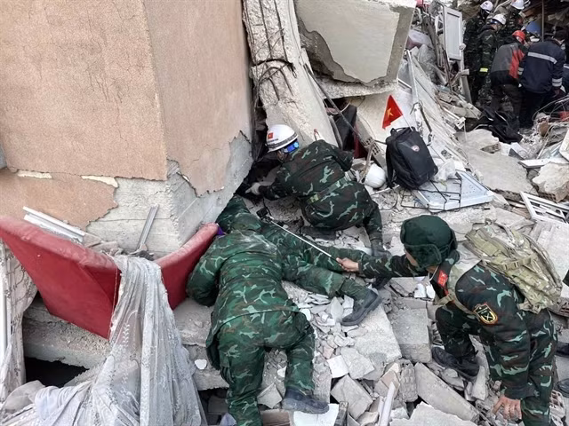 A team from the Vietnam People’s Army joins search and rescue efforts in Haci Omer Alpagot commune, Antakya city, Hatay province of Turkey. — VNA/VNS Photo Văn Hiếu