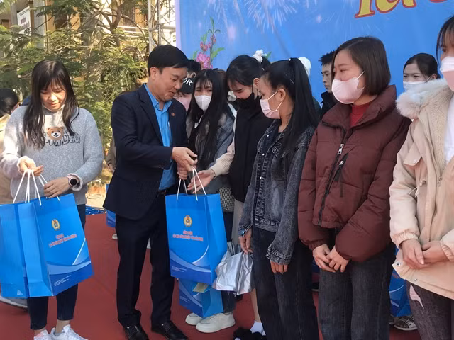 Workers receive Tết gifts at Phúc Điền Industrial Zone in Cẩm Giàng District, Hải Dương Province on Sunday.— VNA/VNS Photo Tiến Vĩnh