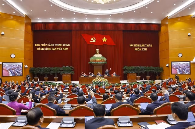 Delegates vote to approve the agenda for the 15th meeting of the 13th Party Central Committee in Hà Nội on Monday.— VNA/VNS Photo Doãn Tấn