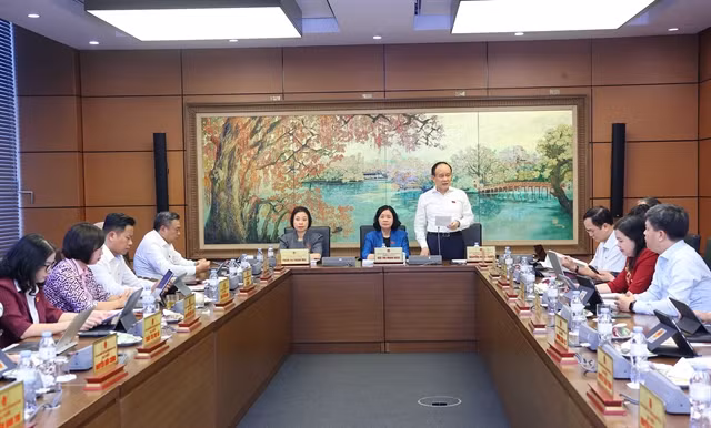 Hà Nội’s NA deputies take part in a group discussion. — VNA/VNS Photo