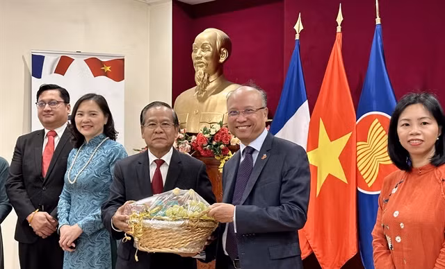 Lao Ambassador Kham-Inh Khitchadeth presents a gift to congratulate Việt Nam on its National Day. — VNA/VNS Photo