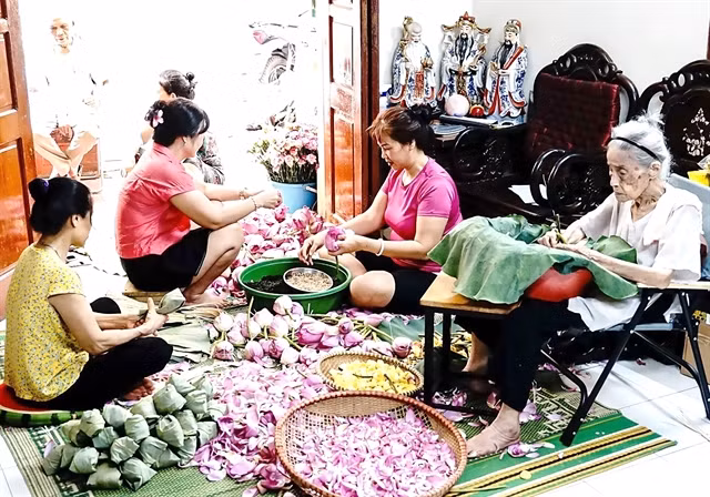 Lotus tea marinating at a family of artisans in Tây Hồ District, Hà Nội.—VNA/VNS Photo Khánh Hòa