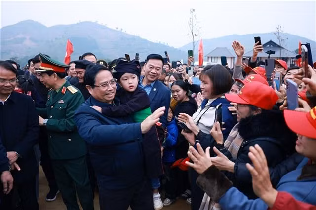 PM Chính meets local residents in Làng Nủ Village, Bảo Yên District.