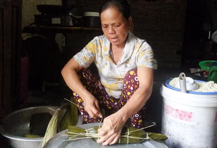A woman in Binh Lieu mountainous district is making "Banh Gio", a traditional cake, on the occasion of Doan Ngo festival.