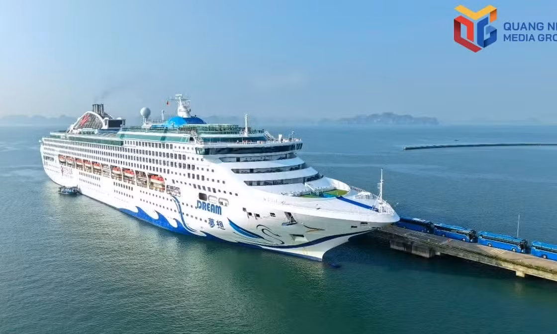 More than 2,300 cruise passengers arrive in Quang Ninh