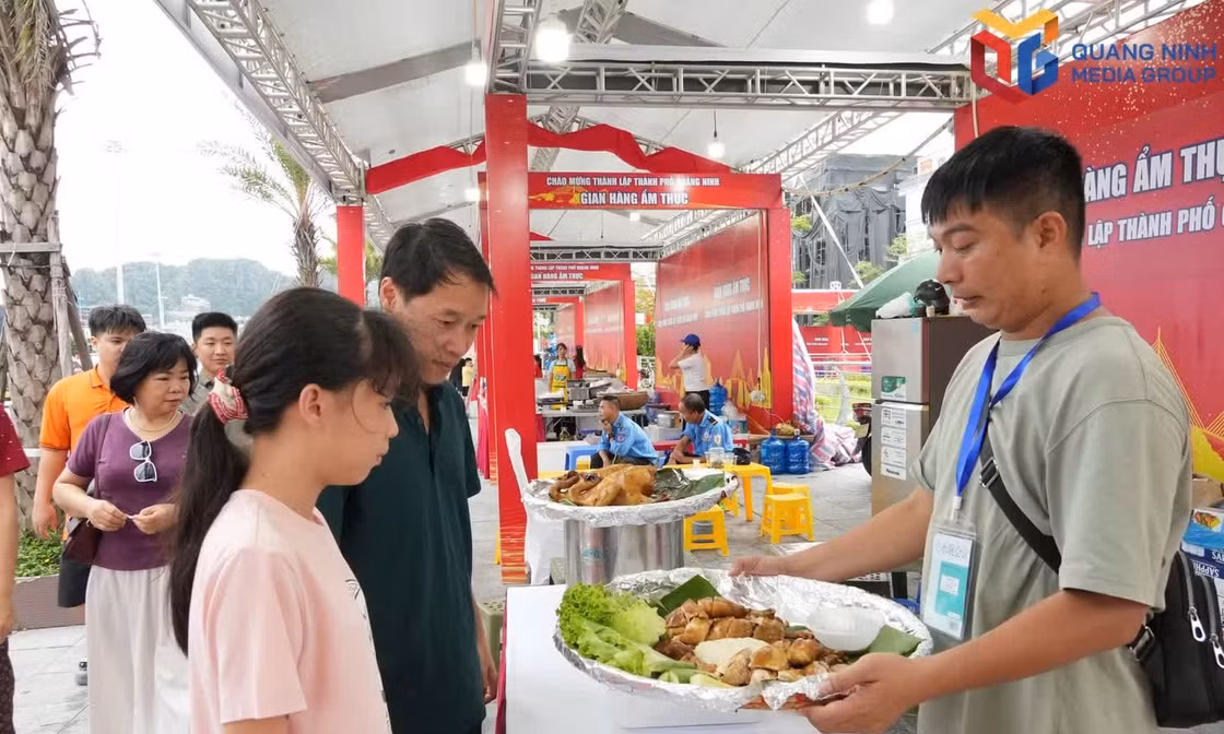 Popular tourist destinations attract large crowds on the first day of the holiday