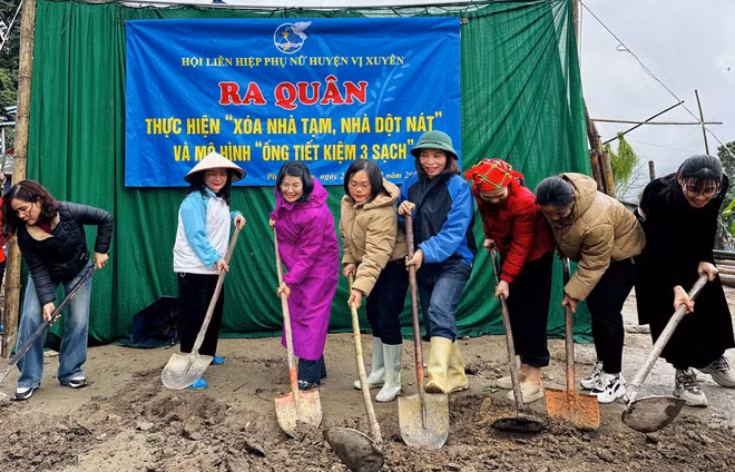 Ha Giang province's women union helps its members to renovate their houses. (Photo: VNA)