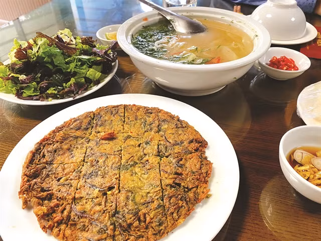 Clam-worm pancake is frequently served with hot rice, fresh vegetable and fish sauce. VNA/VNS Photo Bảo Ngọc