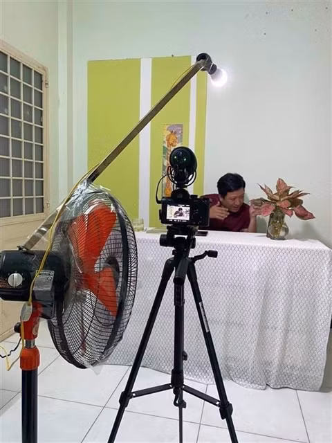 MC Trường Giang of Nhanh Như Chớp (Lightening Quiz) sets up equipment to prepare to film at home. Photo courtesy of Đông Tây Promotion
