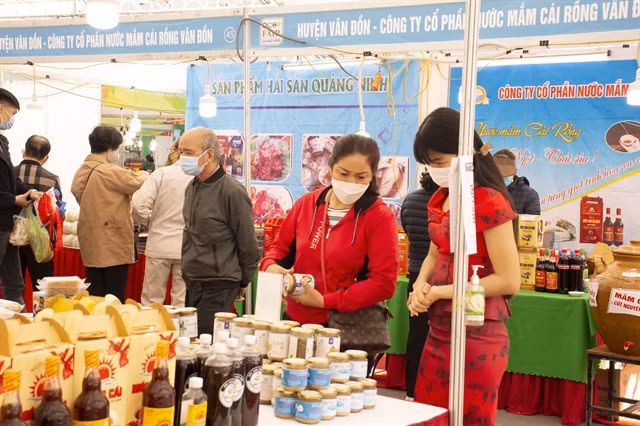 Customers choosing products at a stall. VNS Photo Ly Ly Cao.
